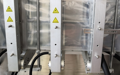 Вертикальное запечатывающее устройство для формовочной машины