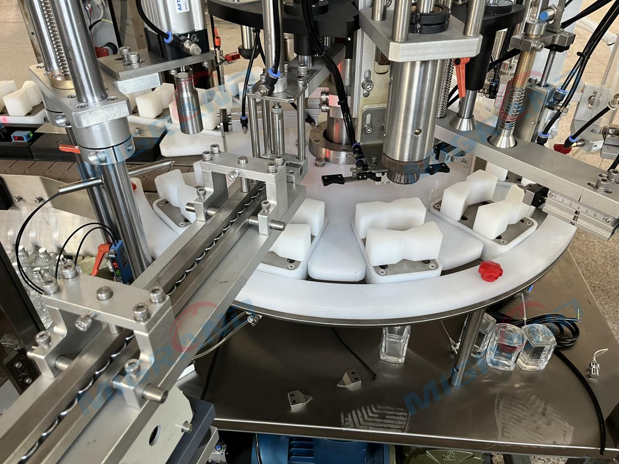 Станция запорной станции на крышке парфюмерной машины