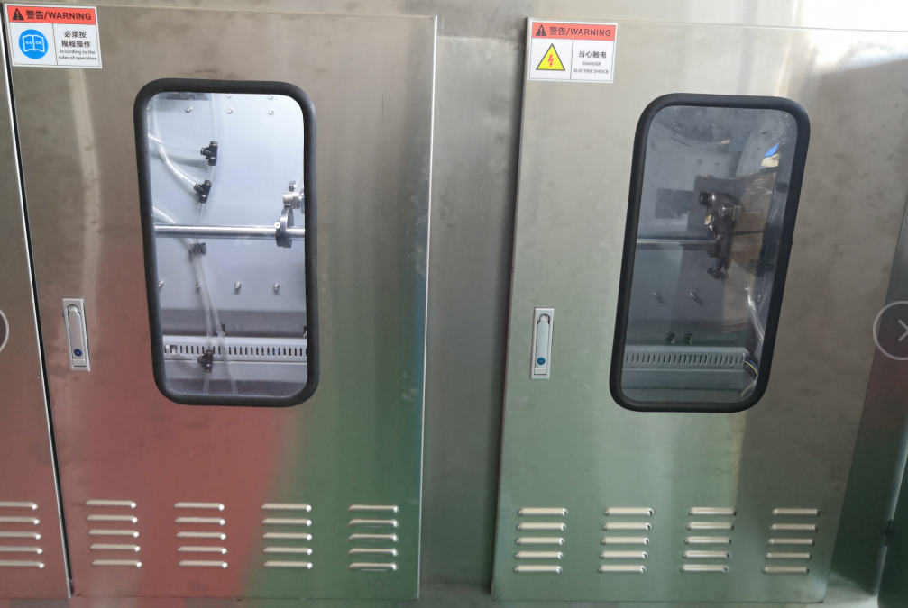 Видимая дверца шкафа.