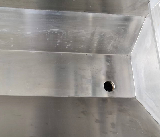 Используется U-образный резервуар для сбора воды, который удобен для ежедневной очистки оборудования, а сточные воды сбрасываются непосредственно в дренажную систему.