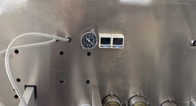 Манометр для обнаружения вакуума, отсутствие наполнения без открытия мешка, отбраковка пустого мешка, можно использовать дважды, сократить количество отходов.